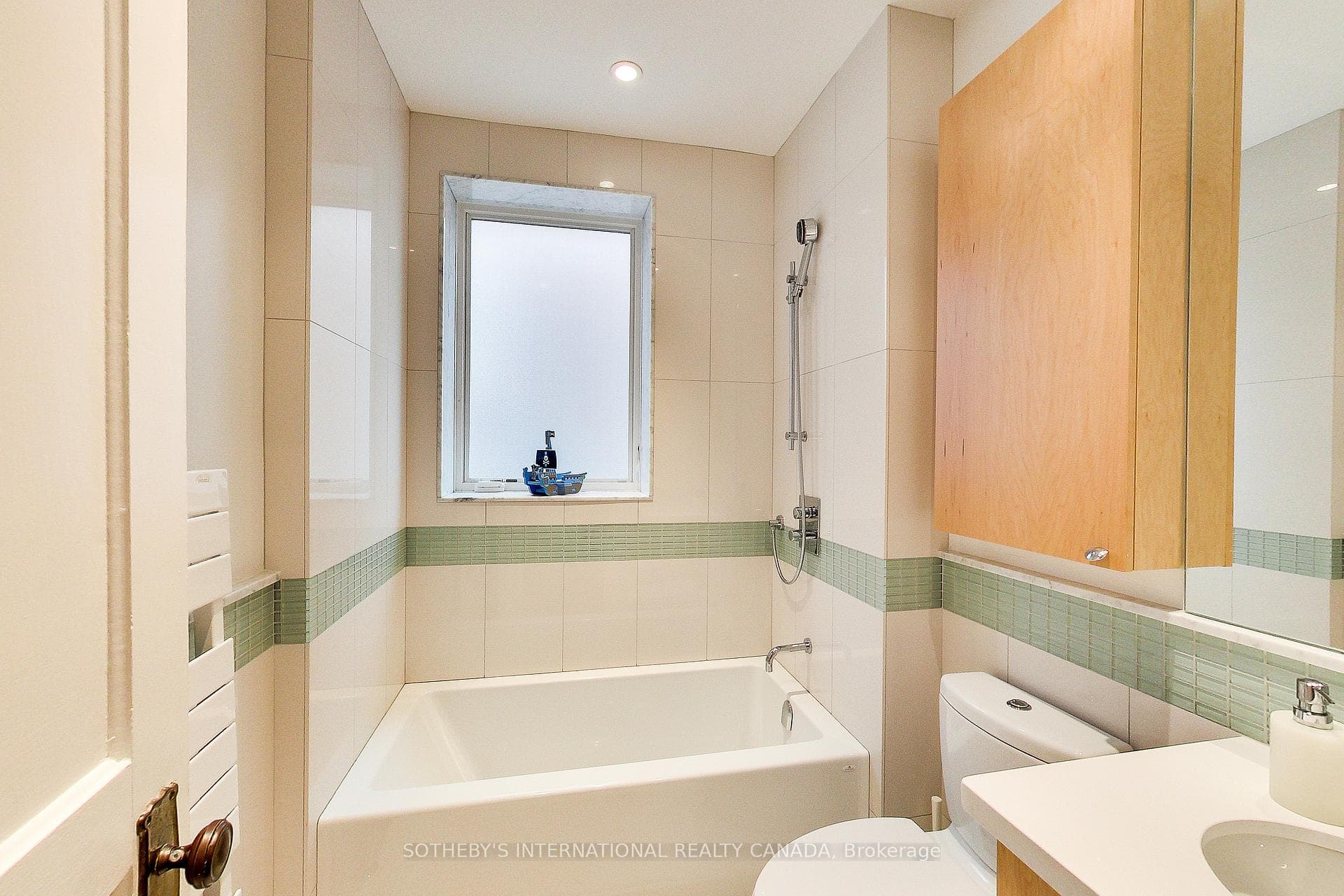 114 Westmount Avenue photo 15