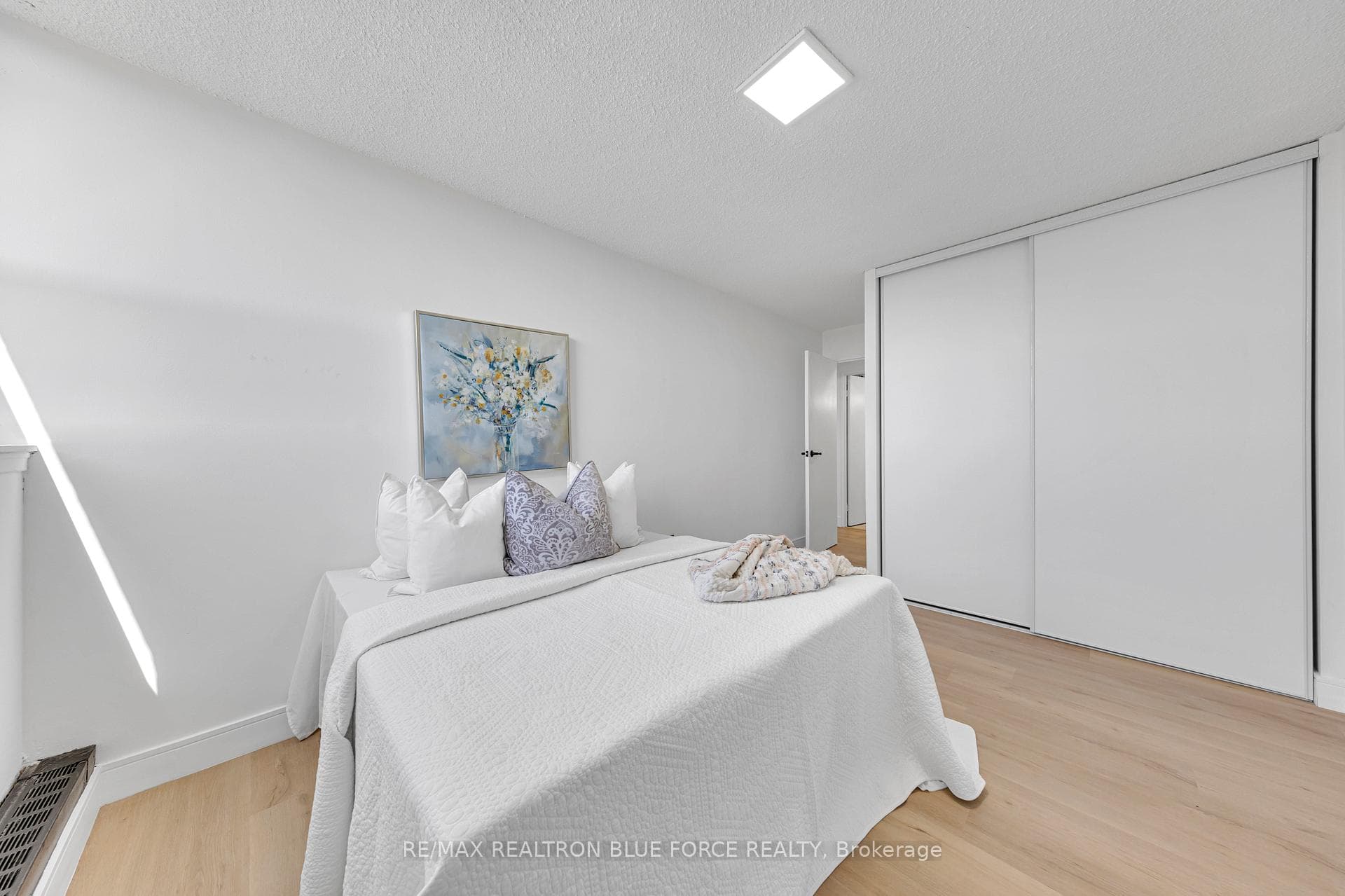 100 Wingarden Court Unit 709 photo 17