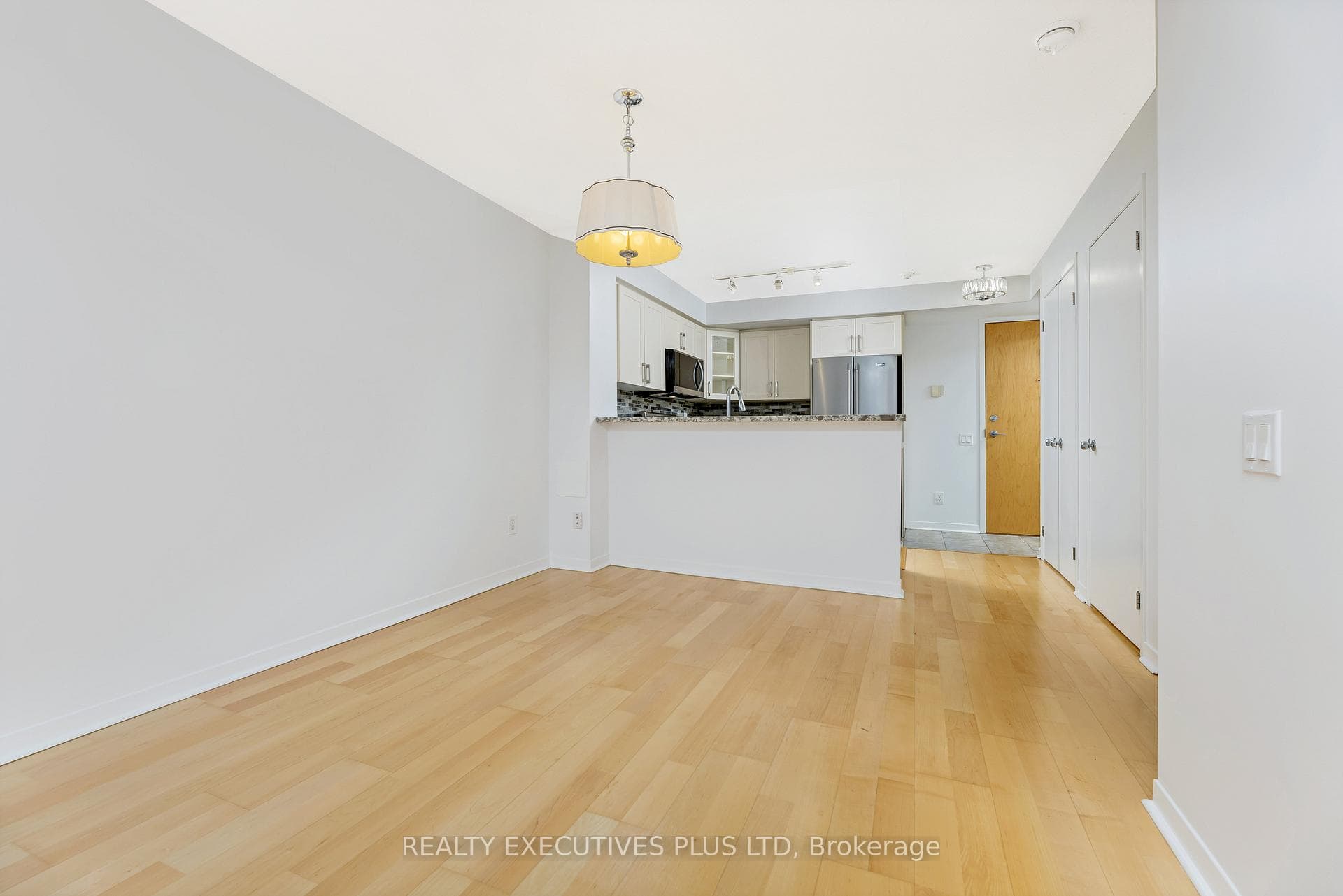 1050 The Queensway N/A Unit 212 photo 12