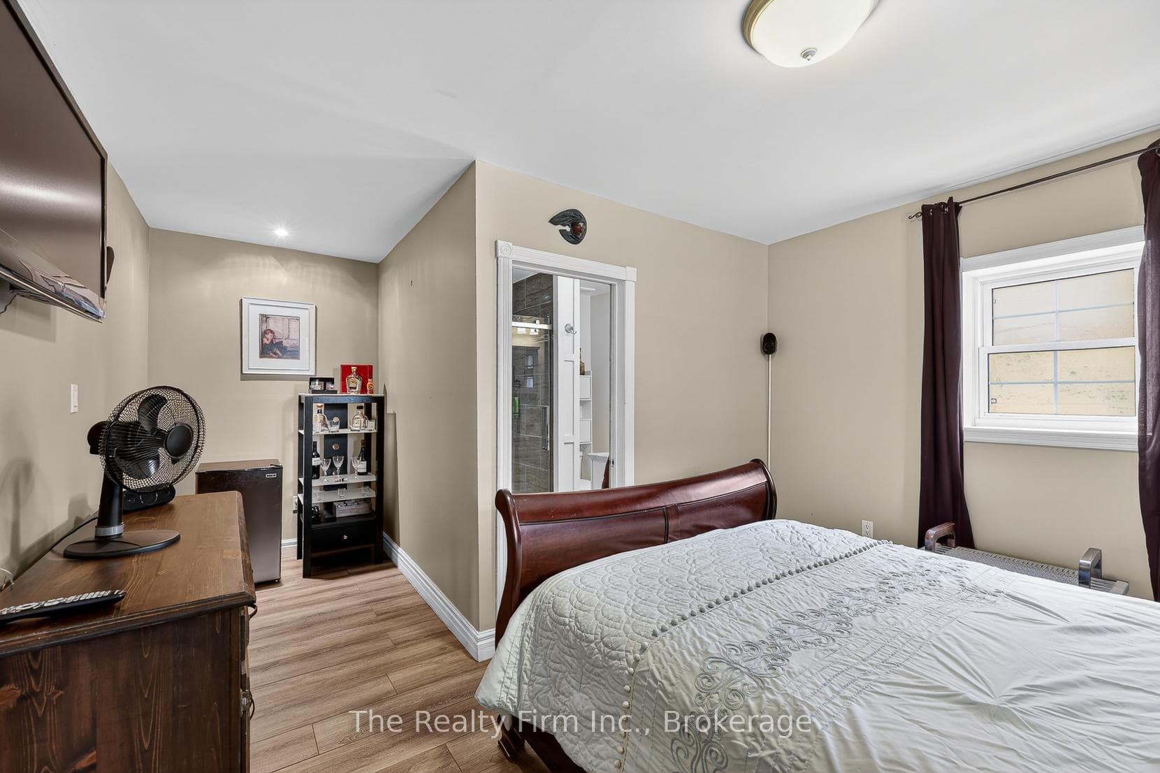 Primary with 3pc ensuite - main