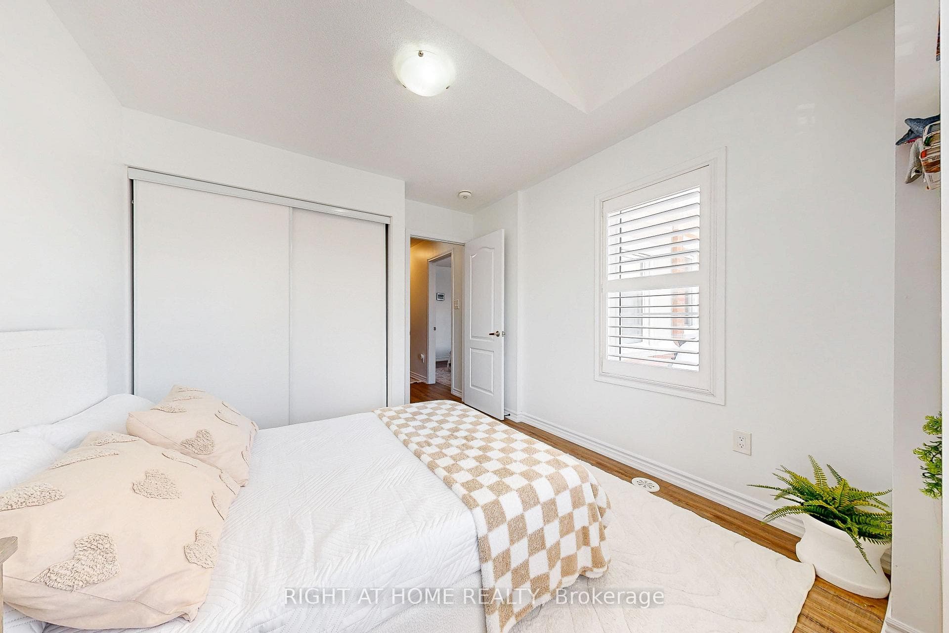 72 Ayers Crescent photo 27