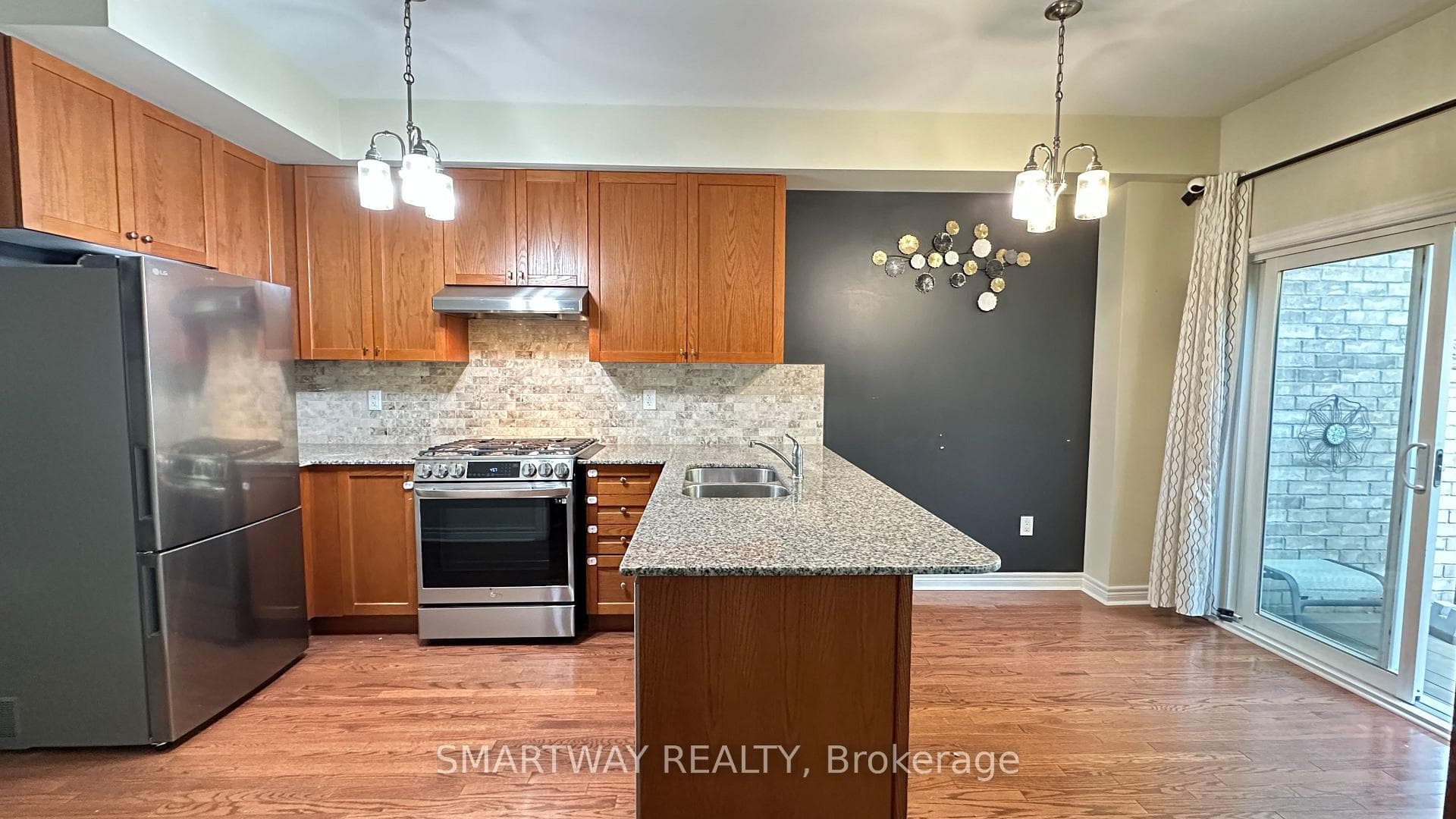 2437 Montagne Avenue photo 12