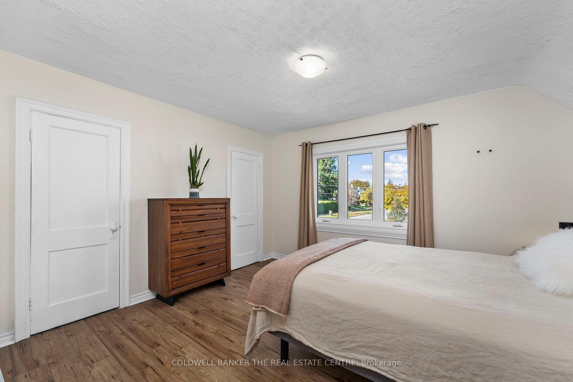 105 Hillcroft Street photo 20