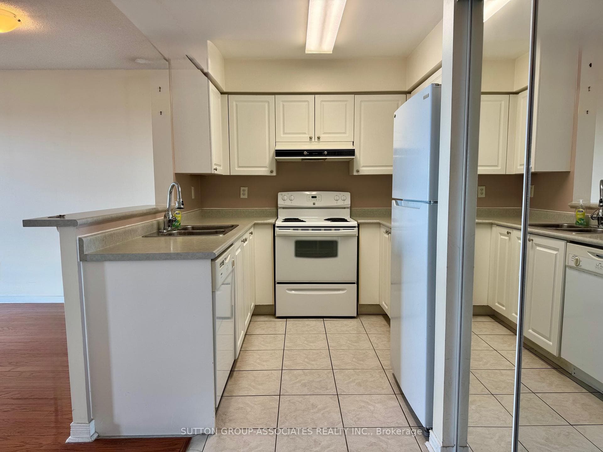 39 Oneida Crescent Unit 1106 photo 3
