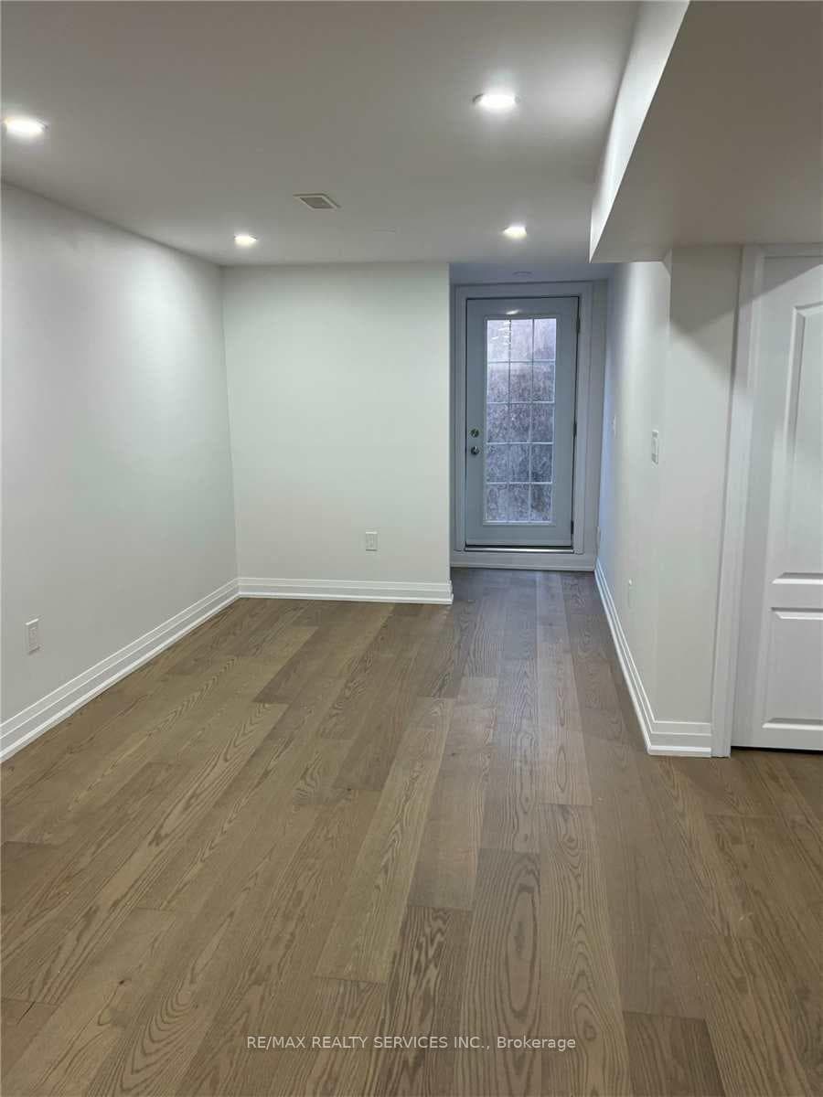 32 Trewartha Crescent Unit BSMT photo 2