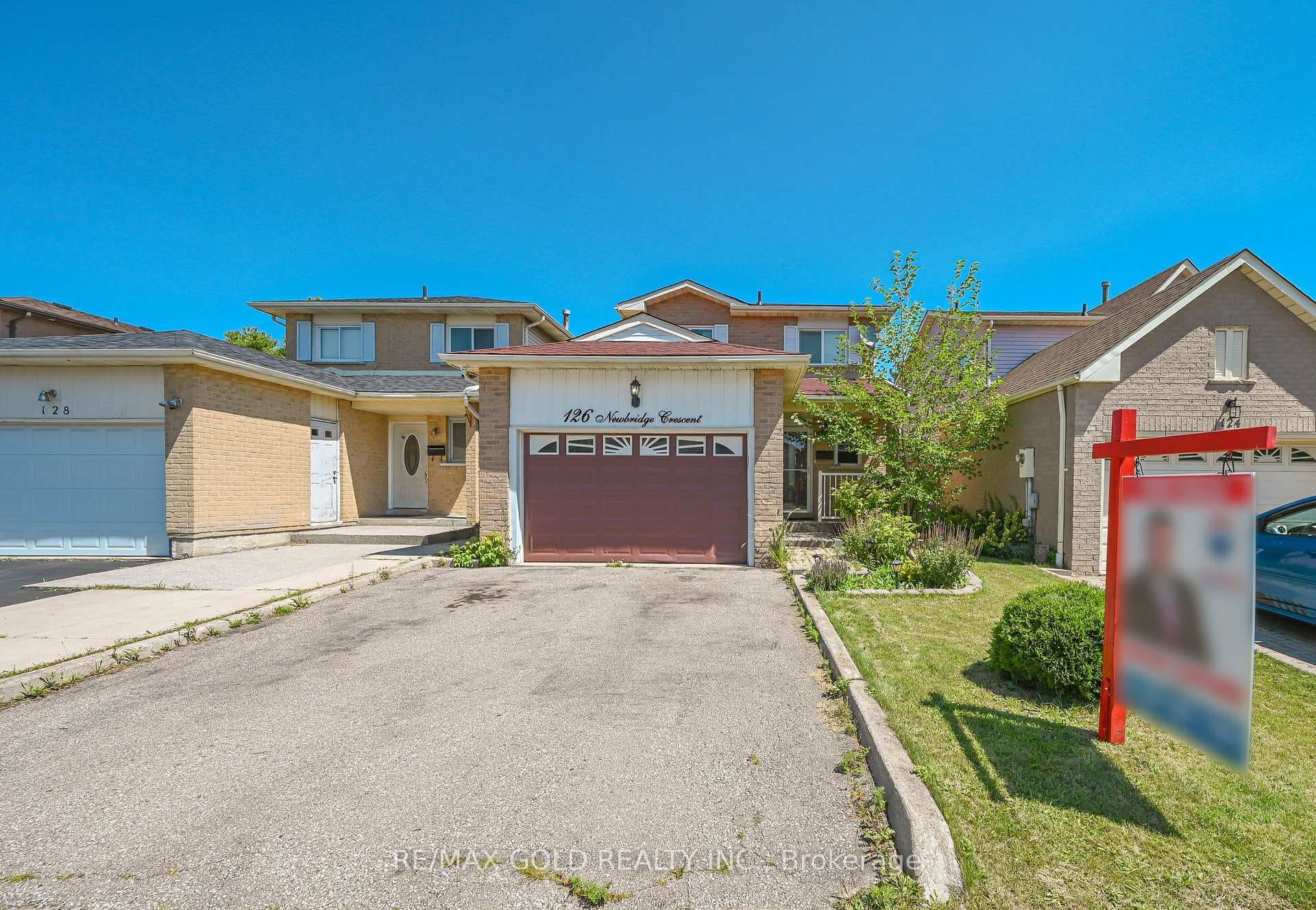 126 Newbridge Crescent photo 1