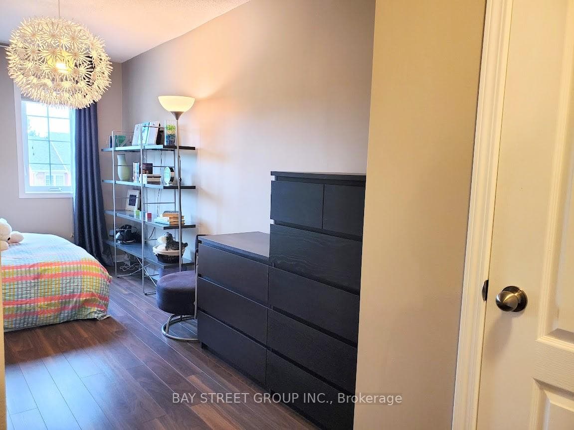 658 Macnab Gate photo 27