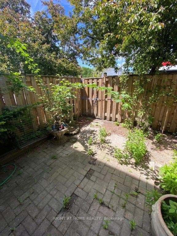 1209 Queen Street Unit 5 photo 2