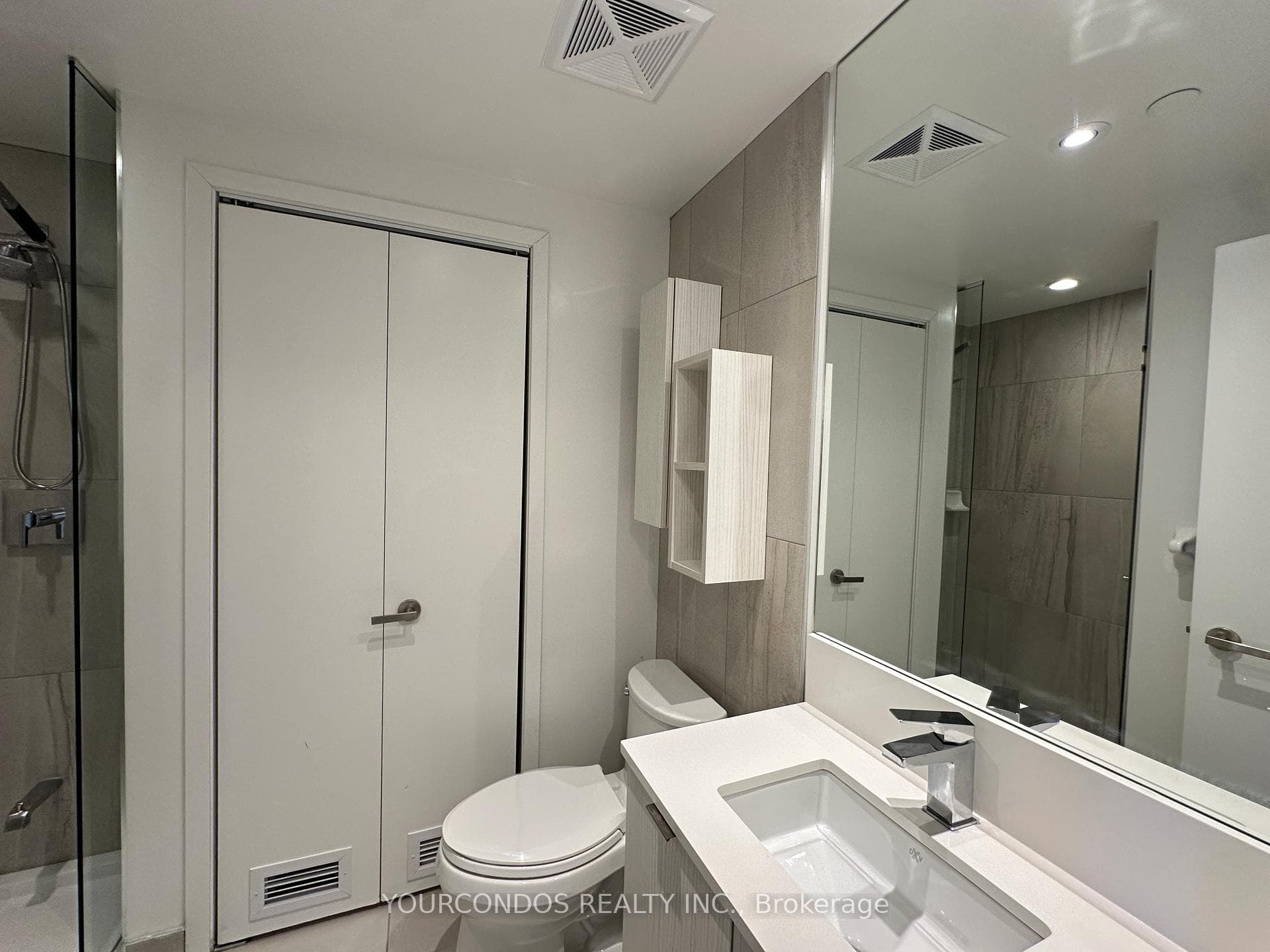 195 REDPATH Avenue Unit 813 photo 7