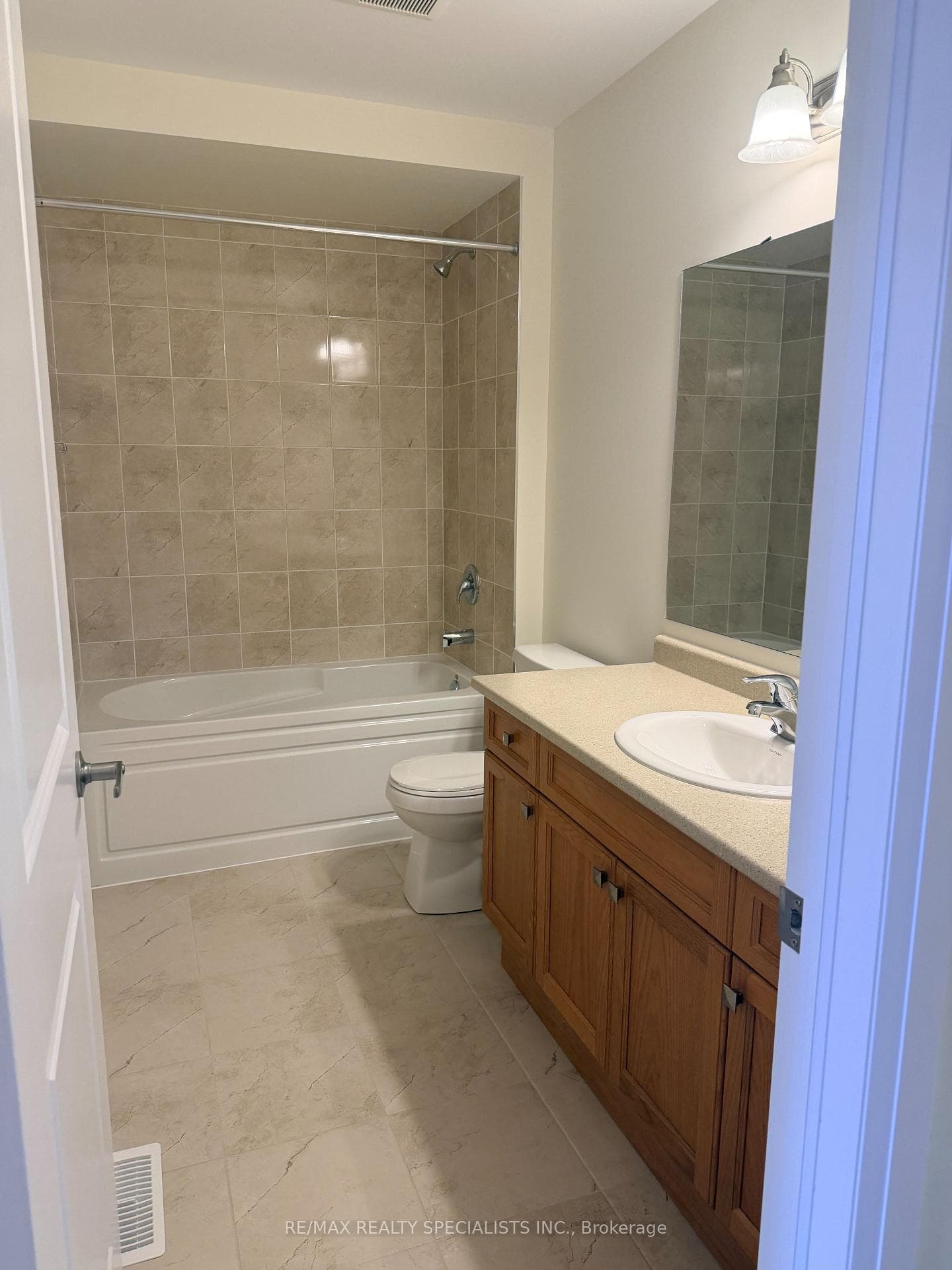 883 Douro Street photo 4