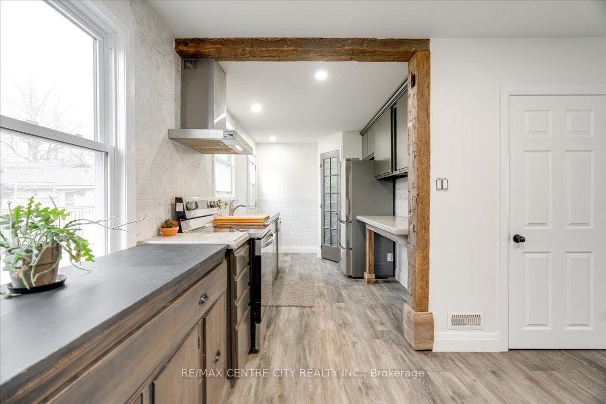 549 Victoria Street photo 9