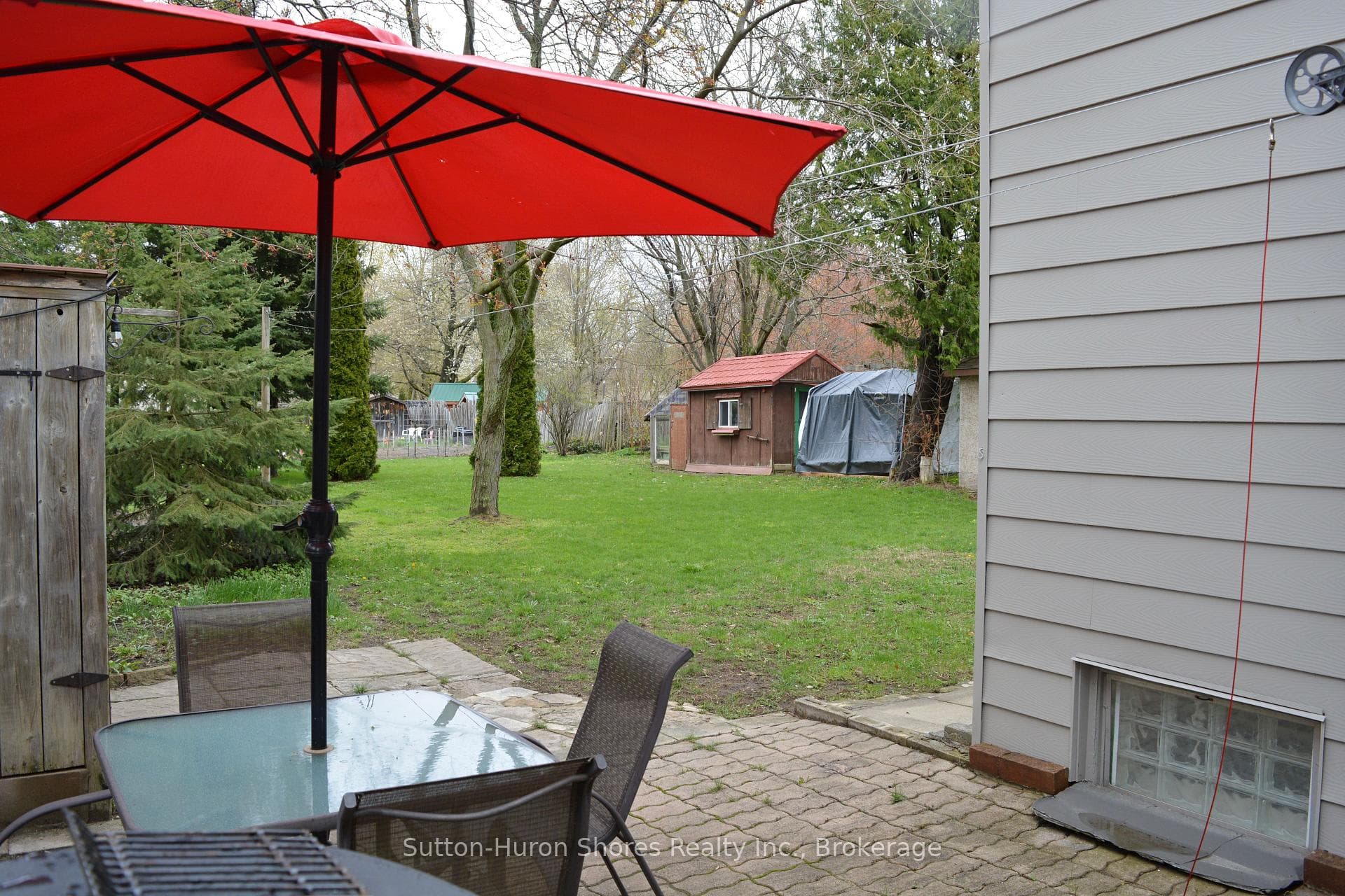 669 Louis Street photo 24