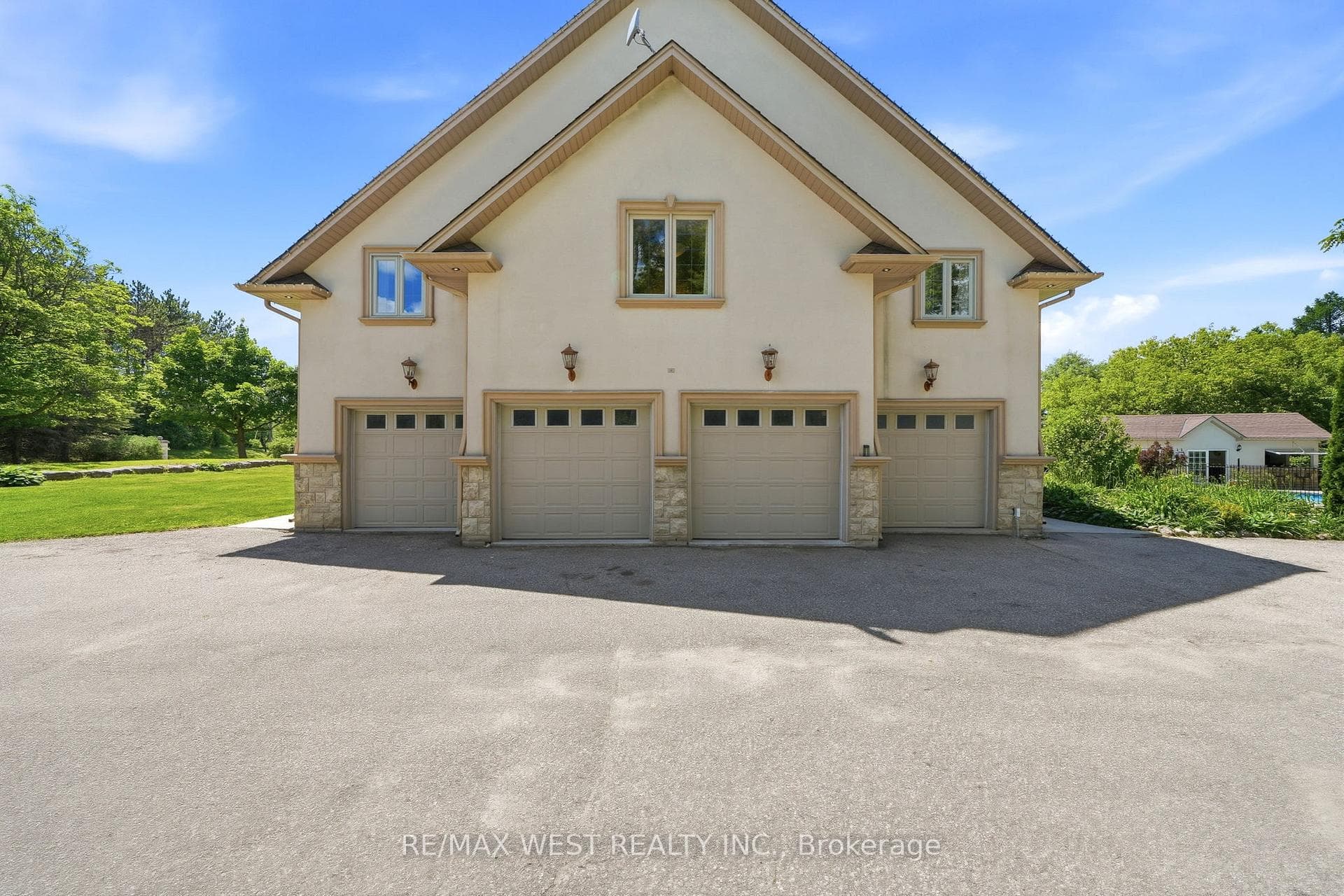 2 Kingswood Drive photo 28