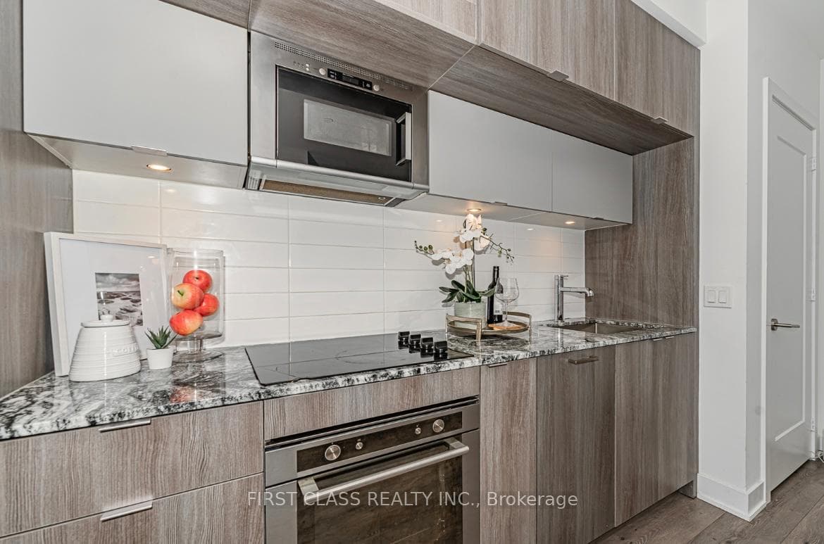 585 Bloor Street Unit 3720 photo 8