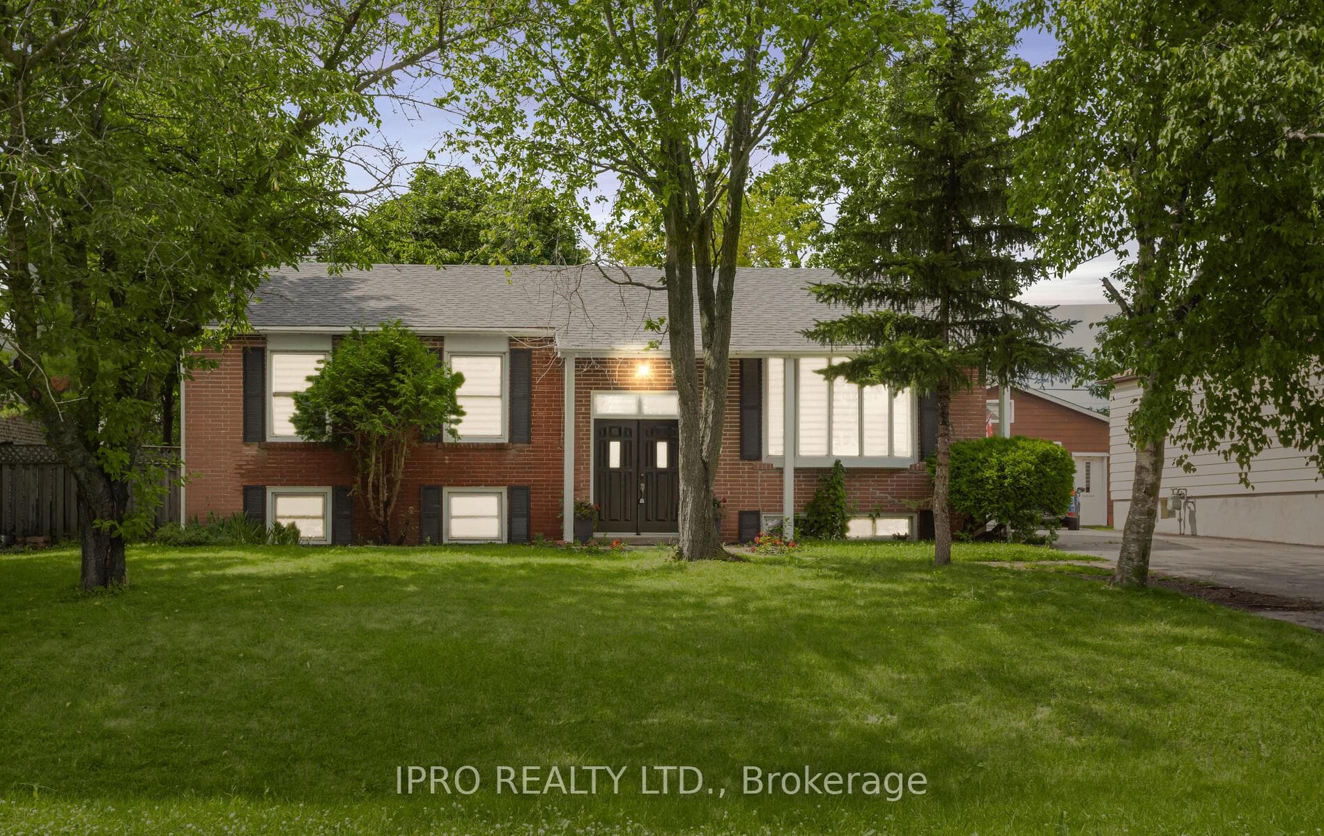 578 TRAFFORD Crescent photo 2