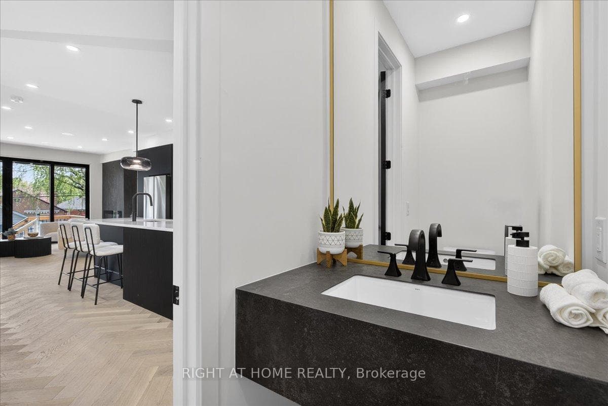 15B ROSEMEADE Avenue photo 17