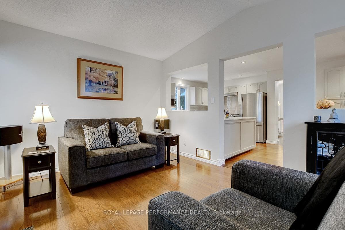 32 Parklands Avenue photo 25