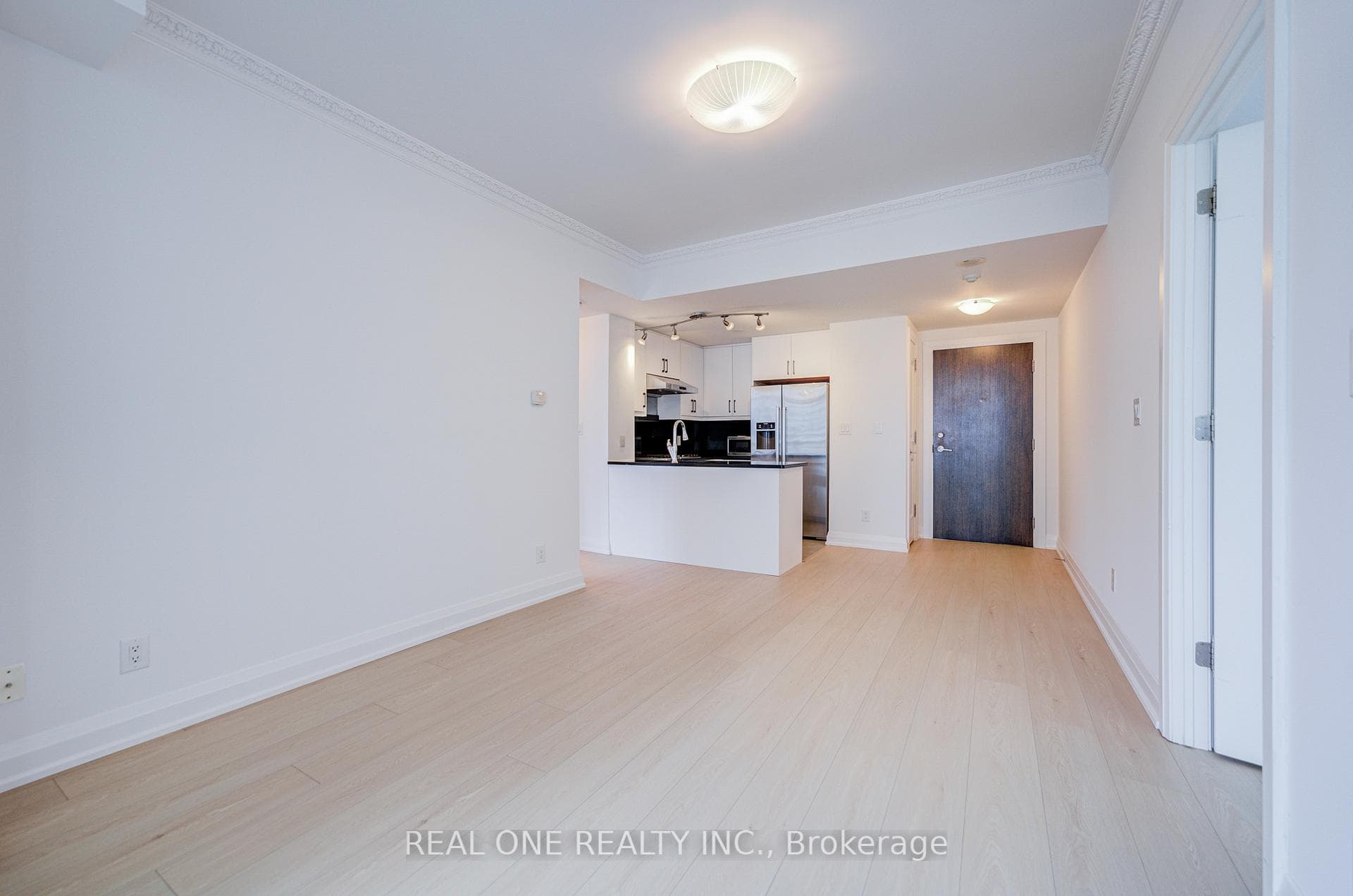 9ft Ceiling with Crown Moulding