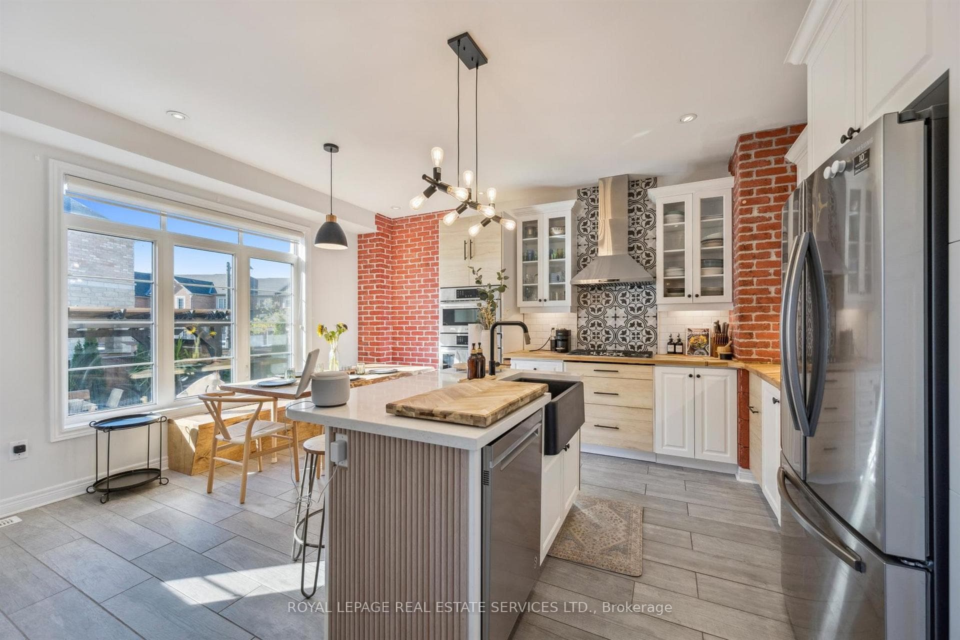 Designer Gourmet Kitchen Showcases a Centre Island