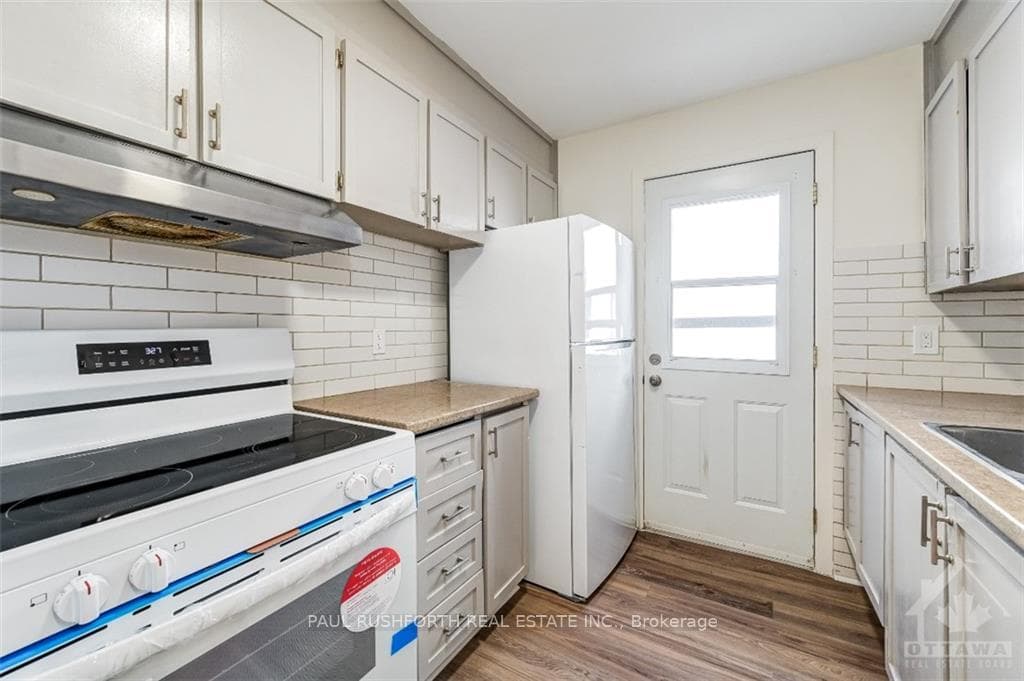 1374 MARIGOLD Crescent photo 11