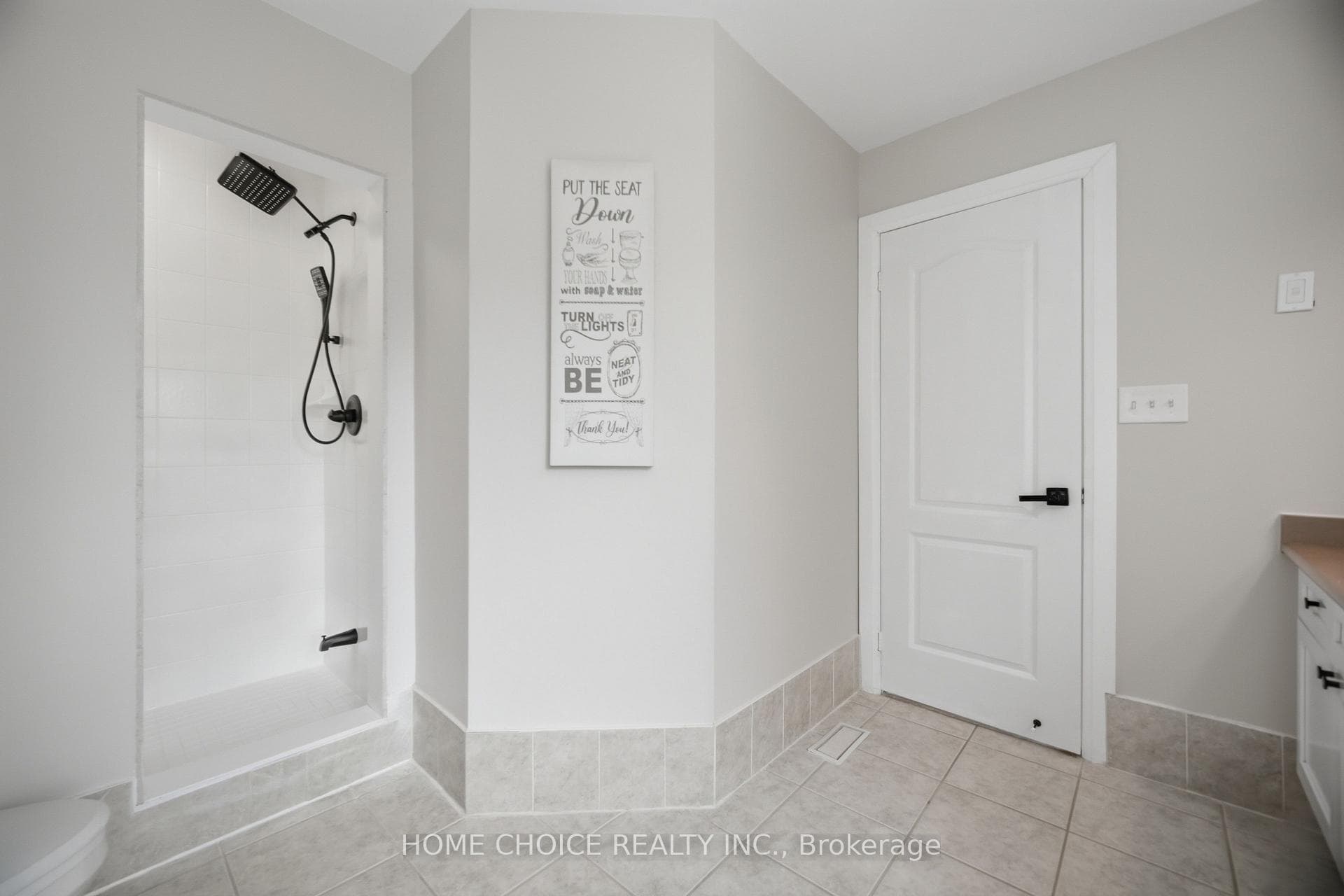 670 Dolby Crescent photo 28