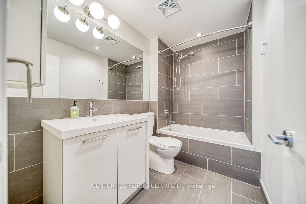 319 Carlaw Avenue Unit 816 photo 32