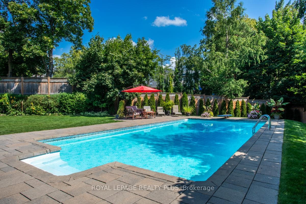 1346 Wakefield Crescent photo 38