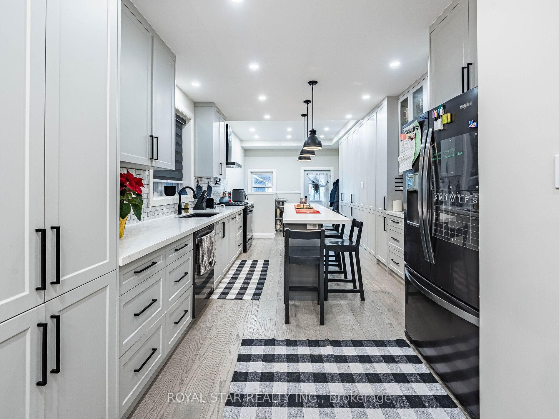 74 Montrose Avenue photo 11