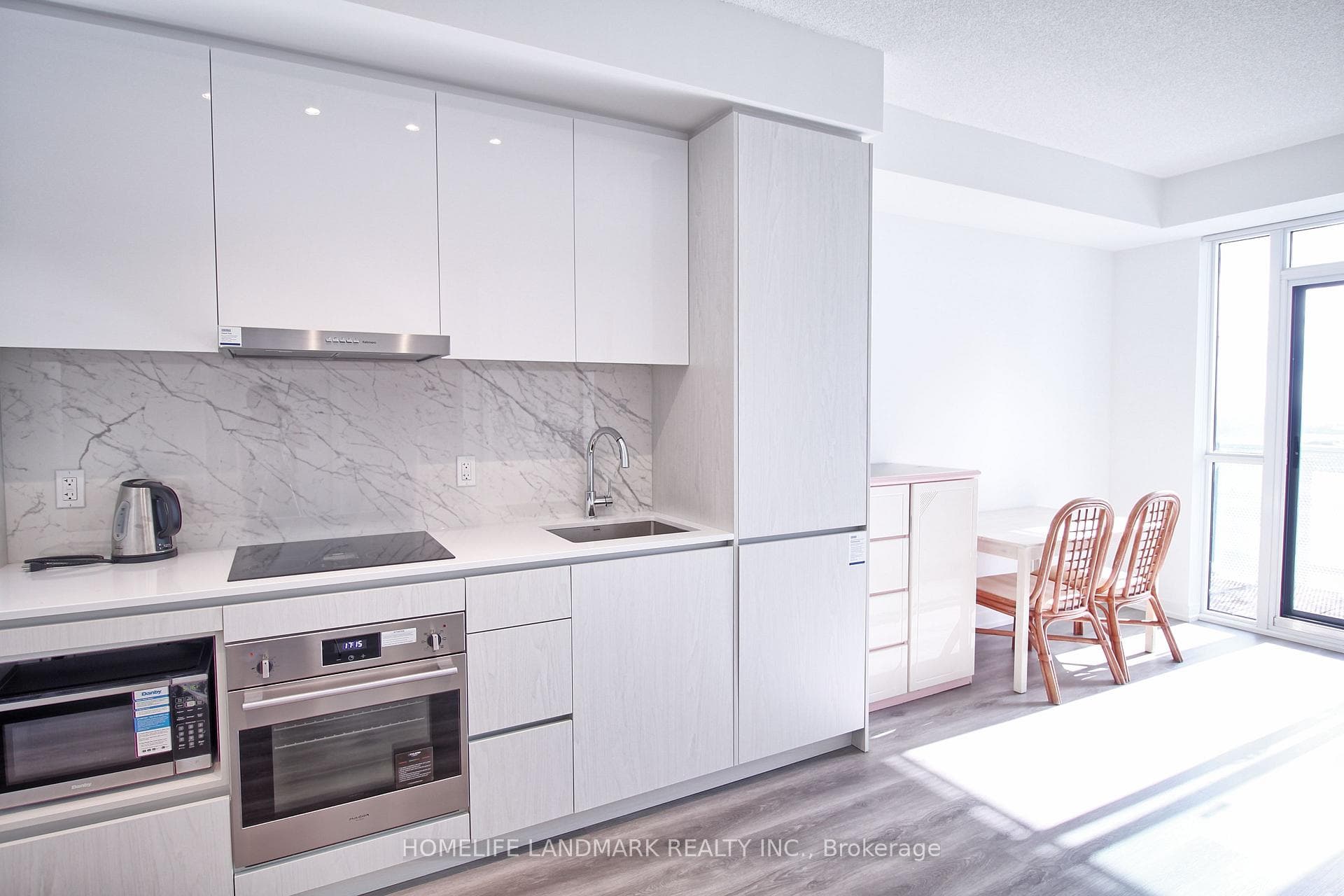 28 Interchange Way Unit 3702 photo 14