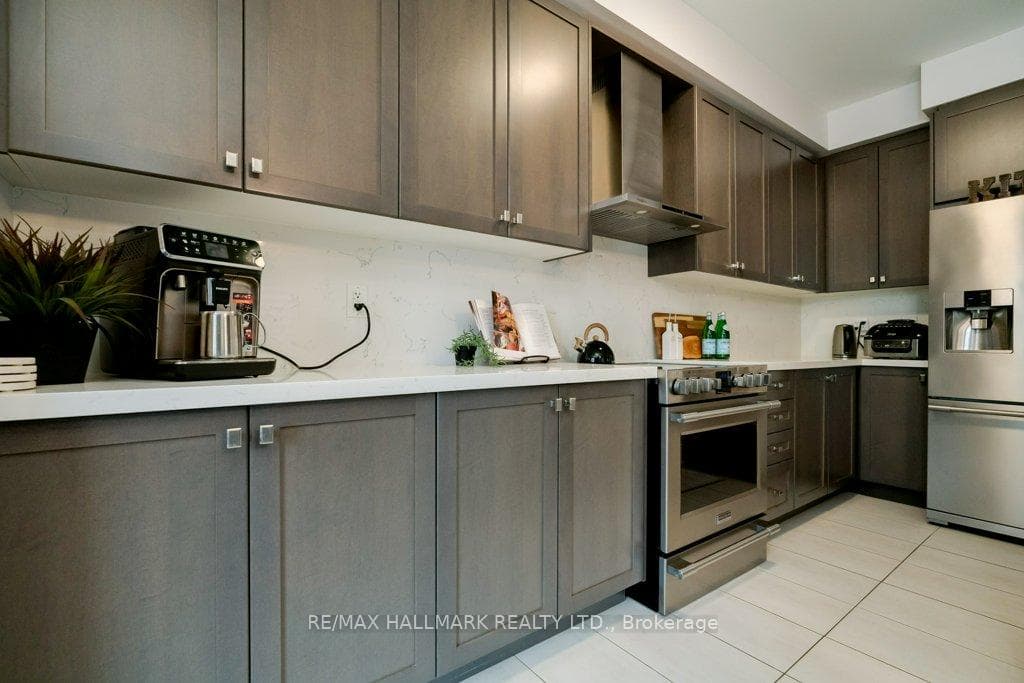 245 Cranbrook Crescent photo 10