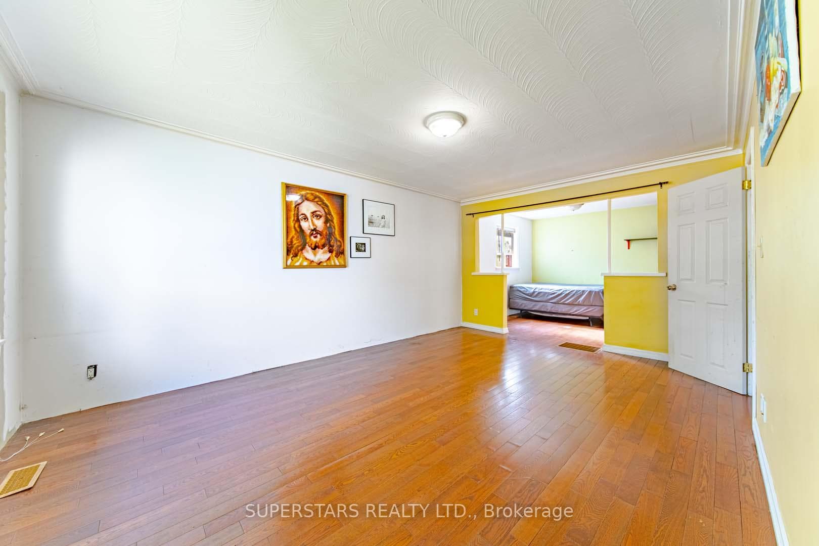63 Madawaska Avenue photo 4