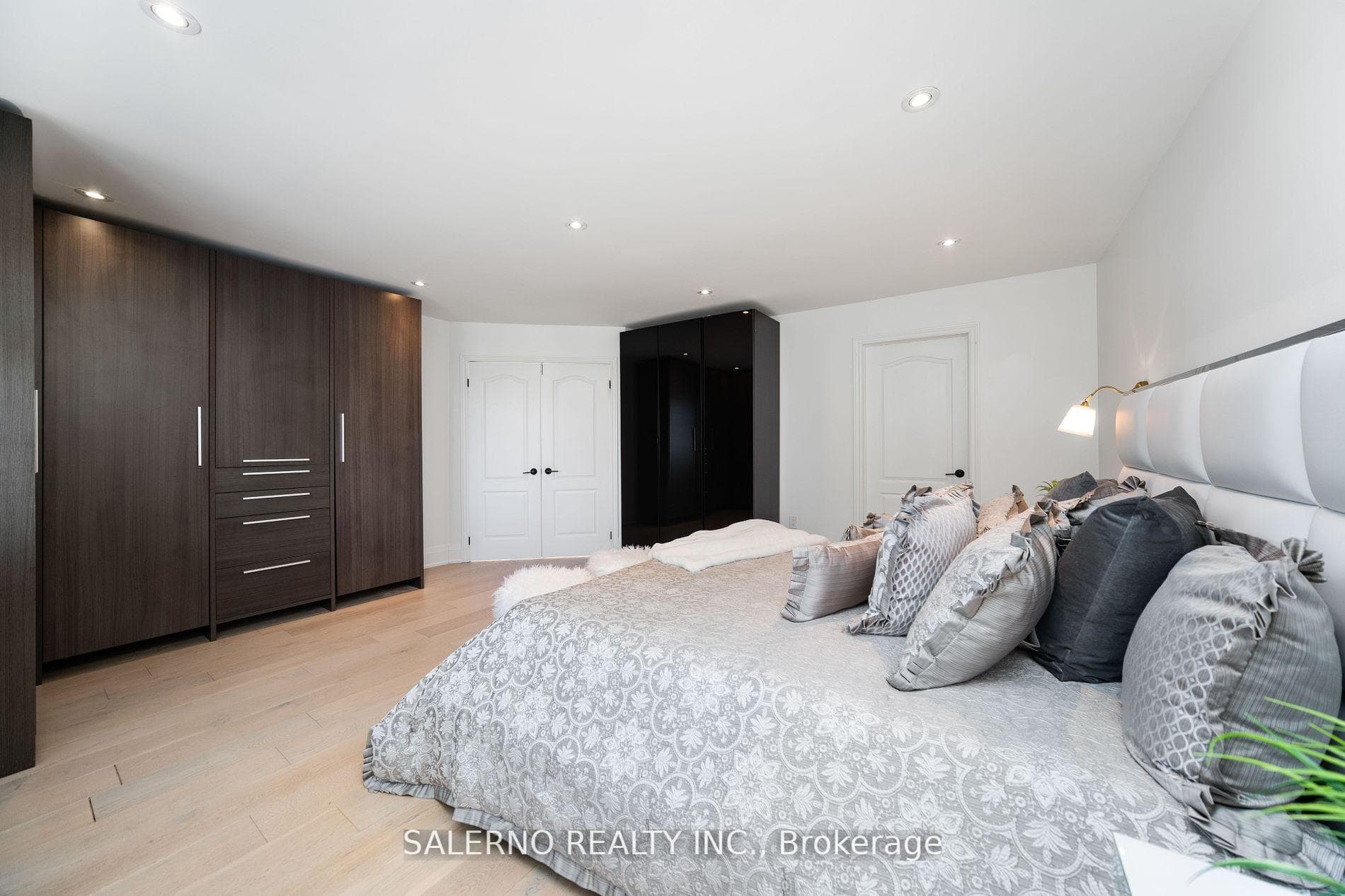 57 Queen Isabella Crescent photo 19