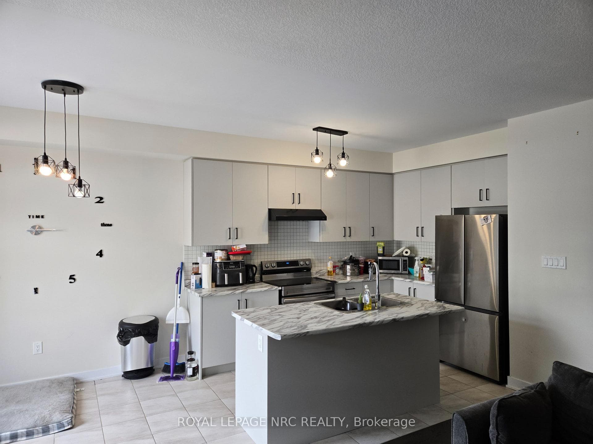 98 Stern Drive photo 9