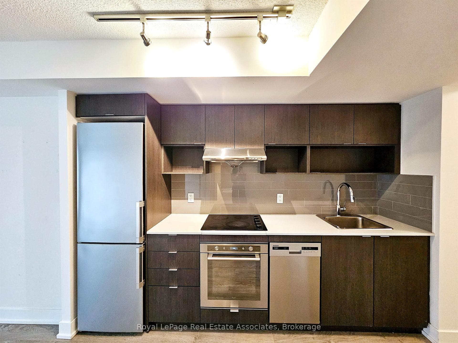 7 Mabelle Avenue Unit 905 photo 3