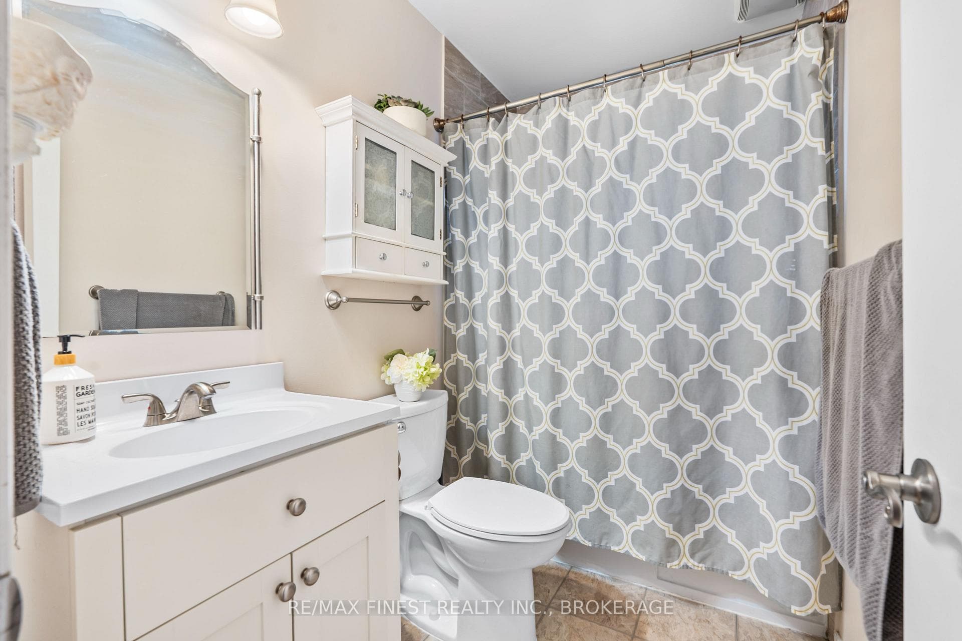 1331 Waverley Crescent photo 9
