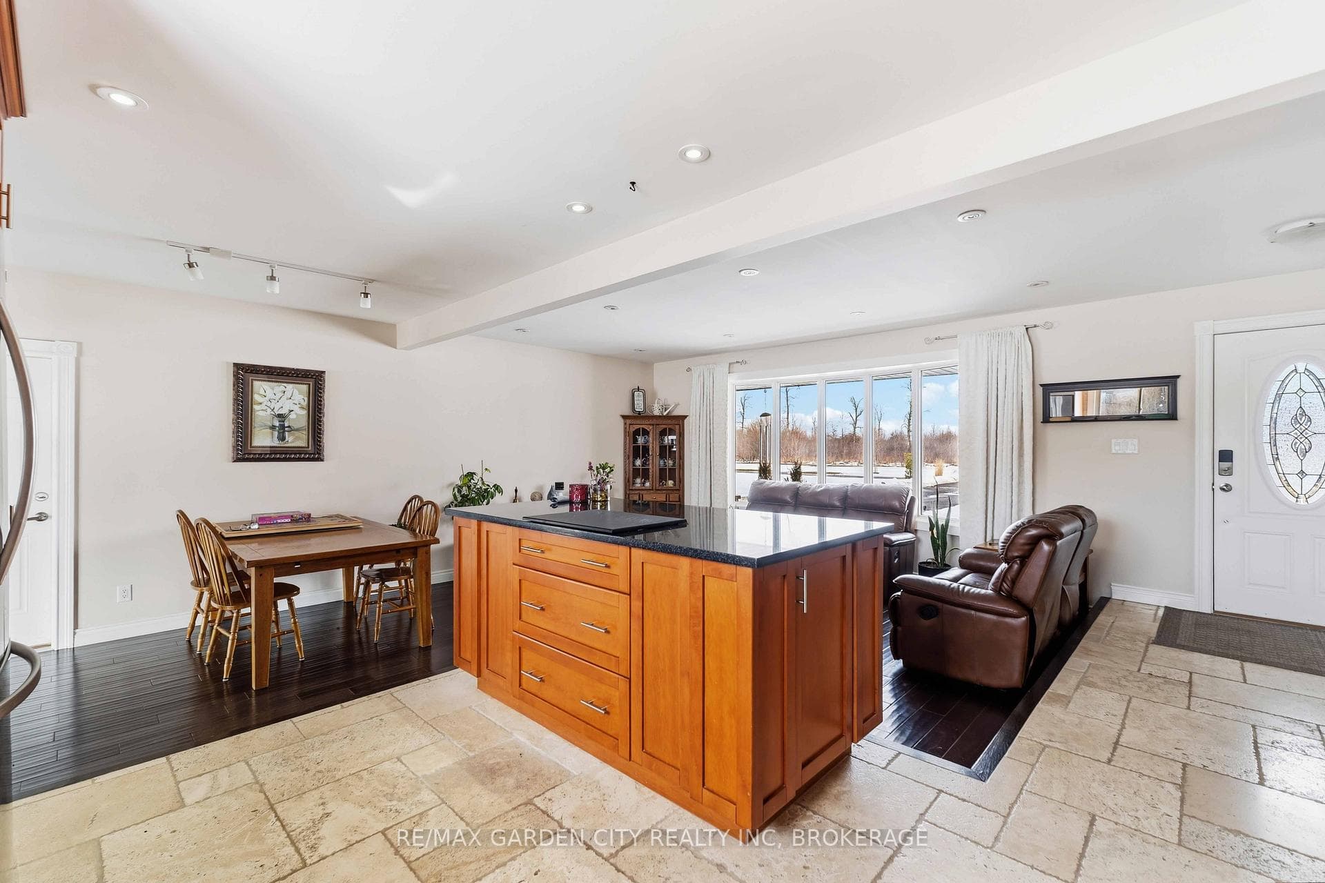 147 CAIRNS Crescent photo 22