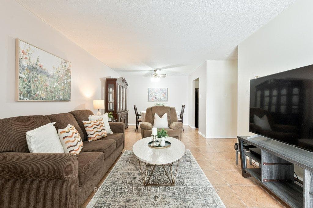 729 Deveron Crescent Unit 104 photo 17