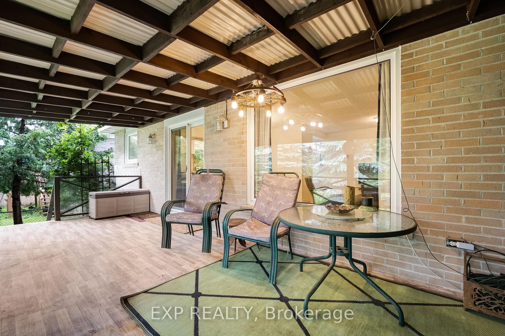 639 Irwin Crescent photo 36
