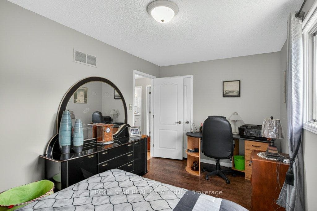35 Hepburn Crescent photo 17