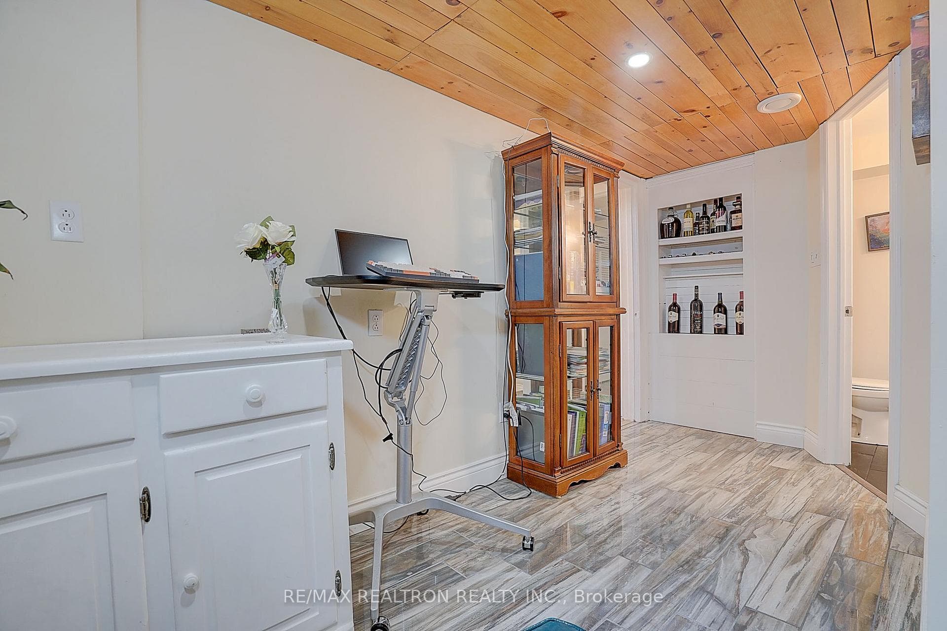 583 Pinewood Street photo 32