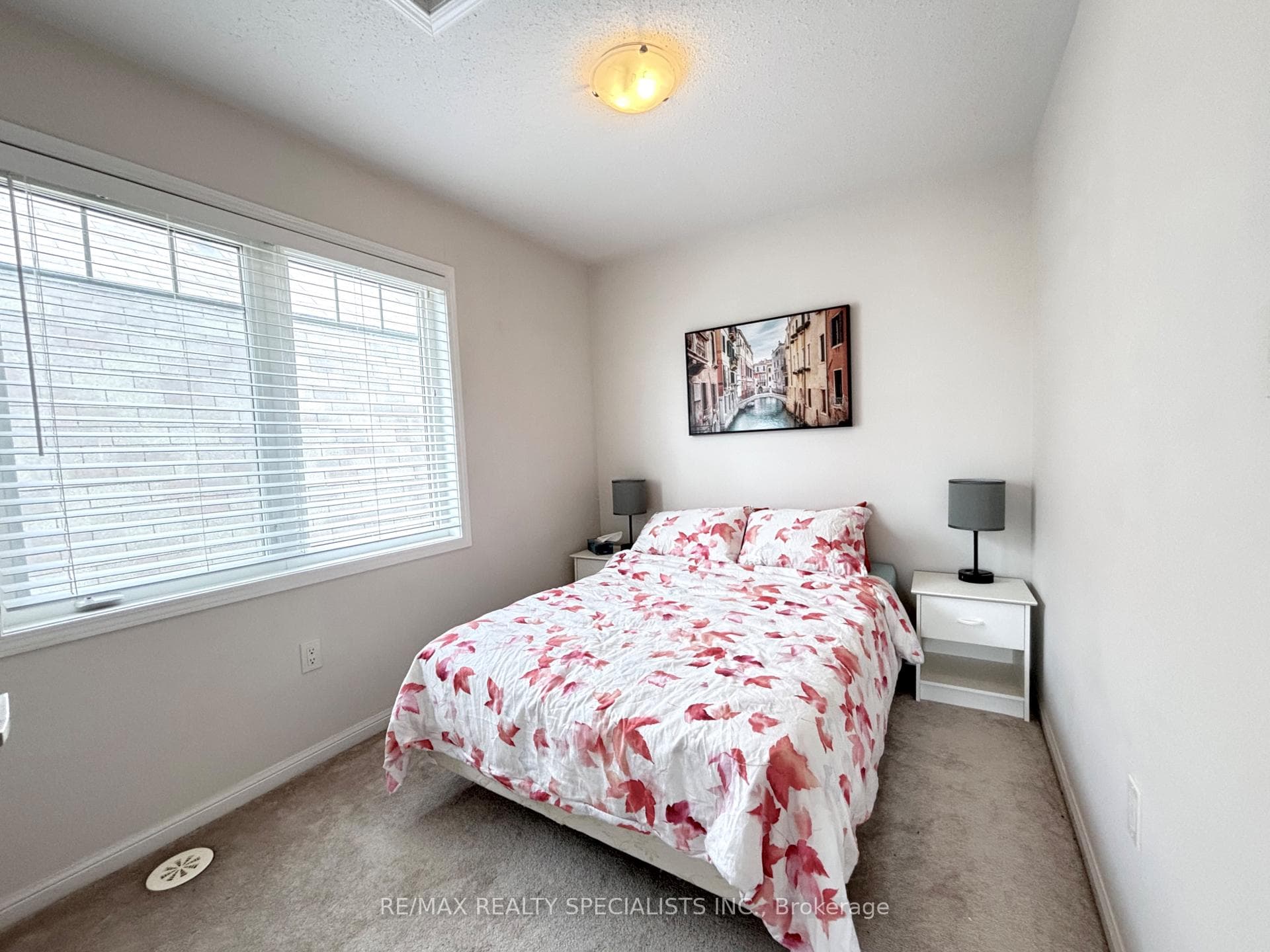 230 Mortimer Crescent photo 10
