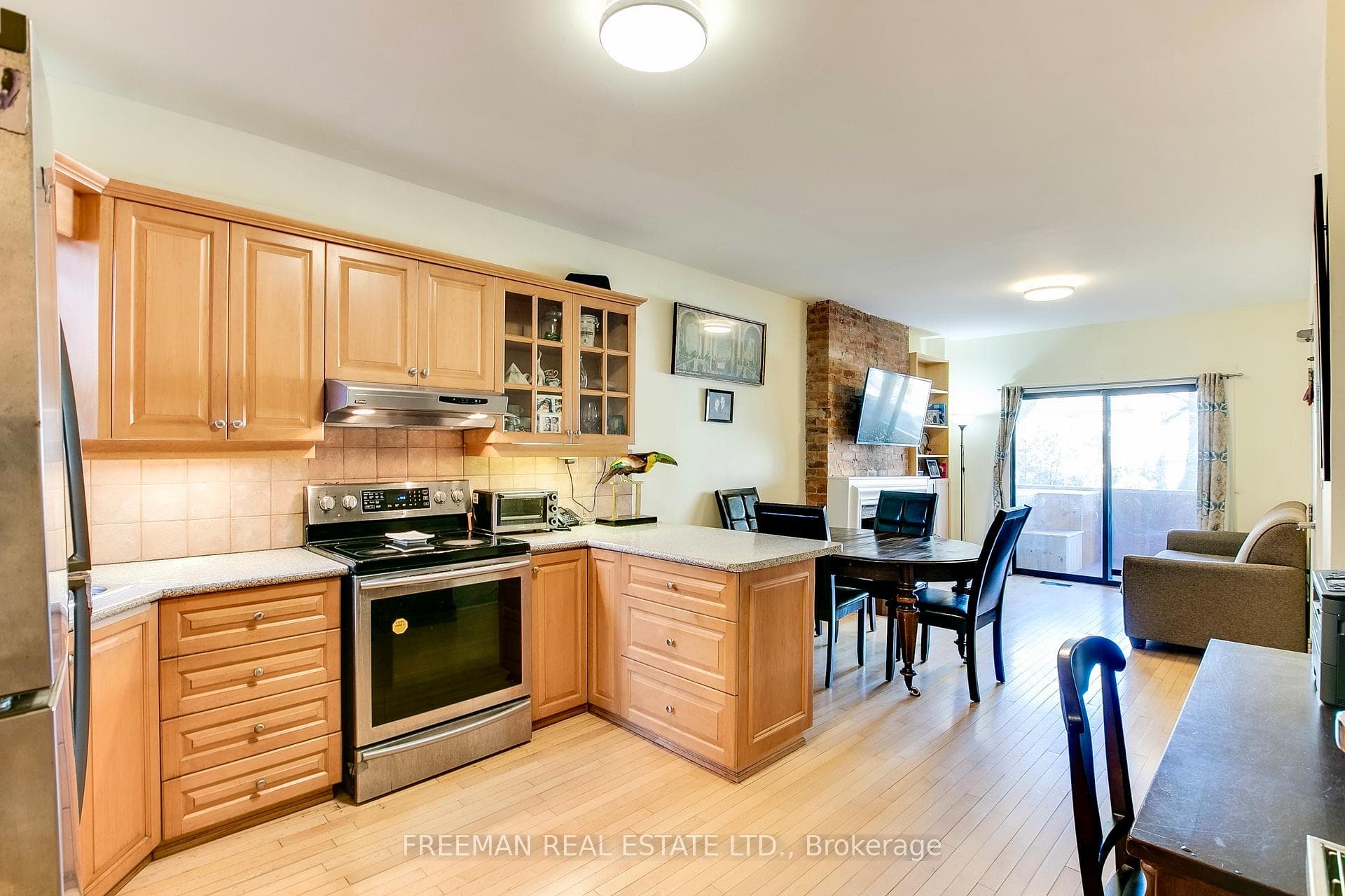 652 Markham Street photo 24