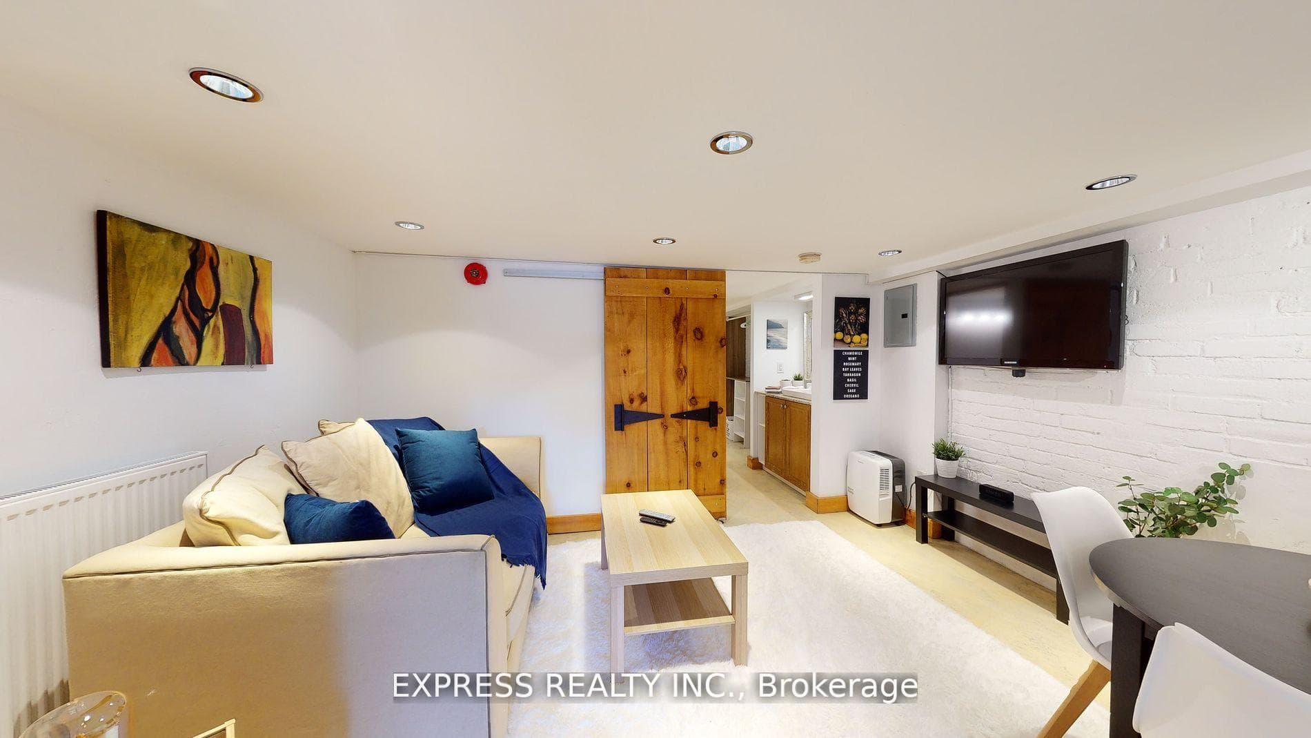 146 Blackthorn Avenue Unit Lower photo 5