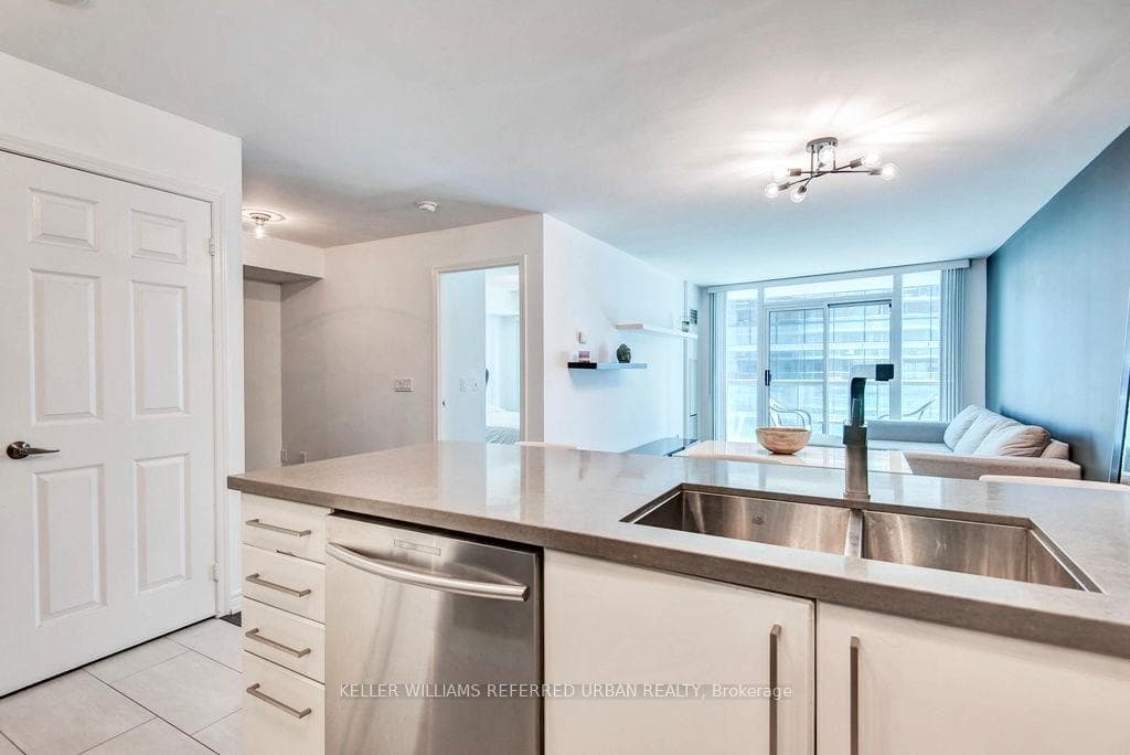 30 Grand Trunk Crescent Unit 2208 photo 9