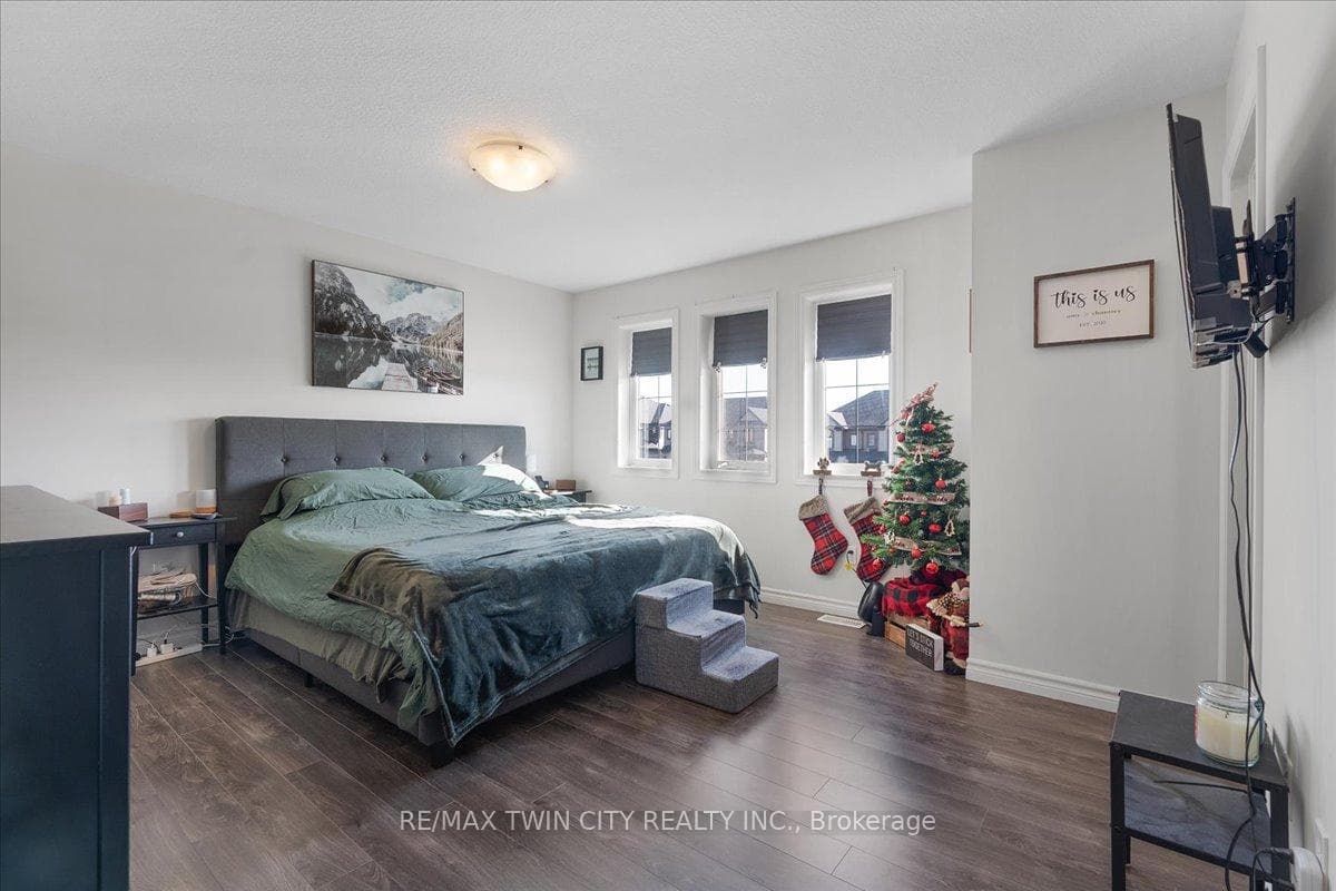 232 Links Crescent photo 18