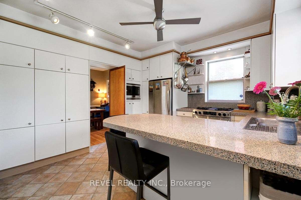 320 CLEMOW Avenue photo 15
