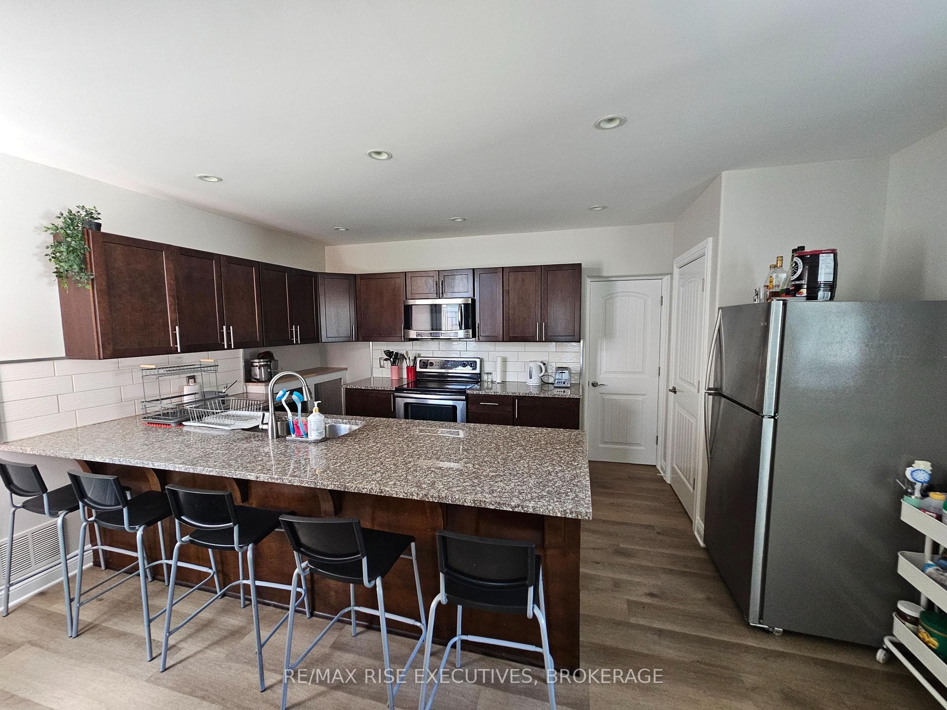 524 Frontenac Street photo 7