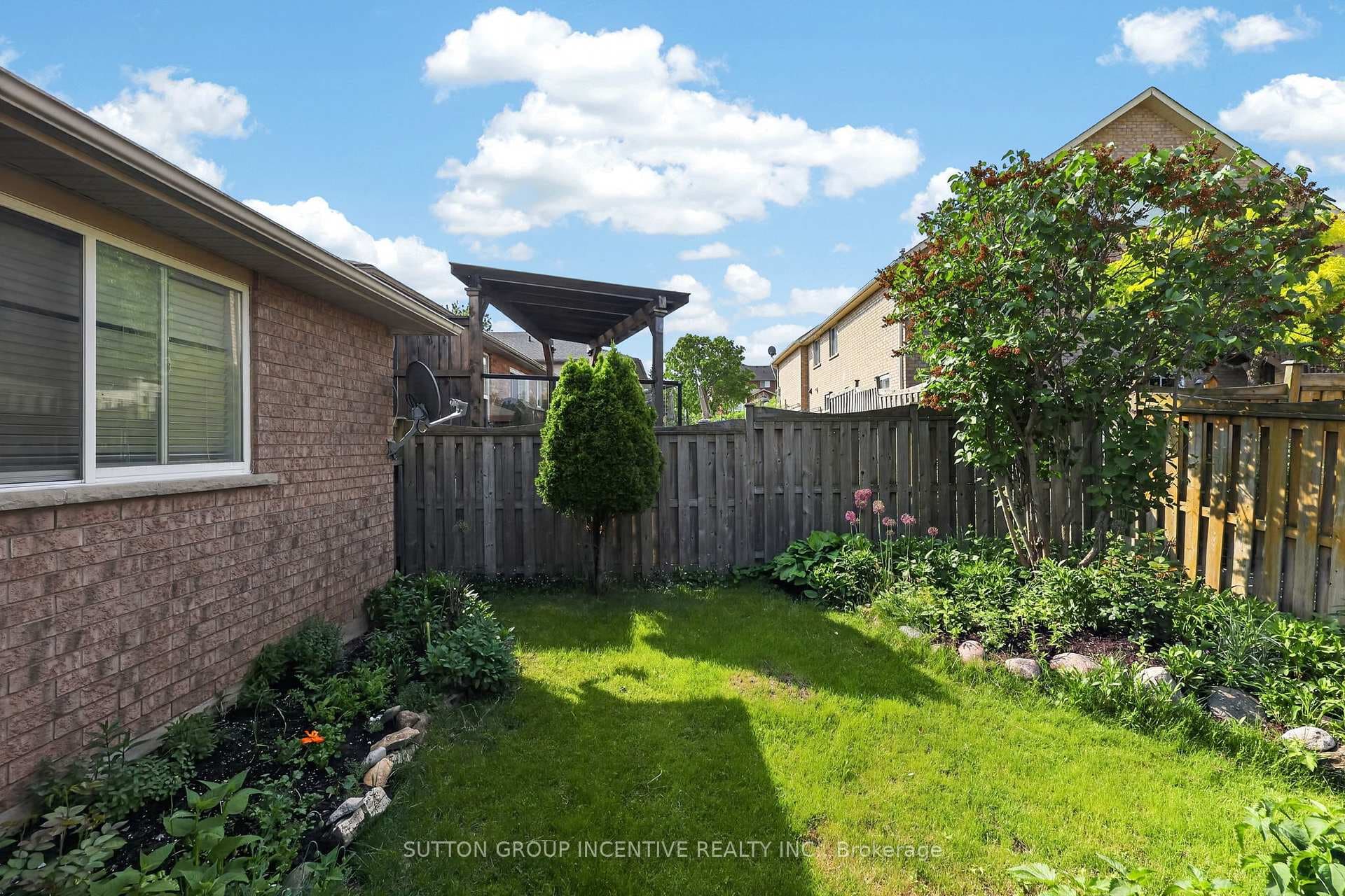 101 Lion's Gate Boulevard photo 40