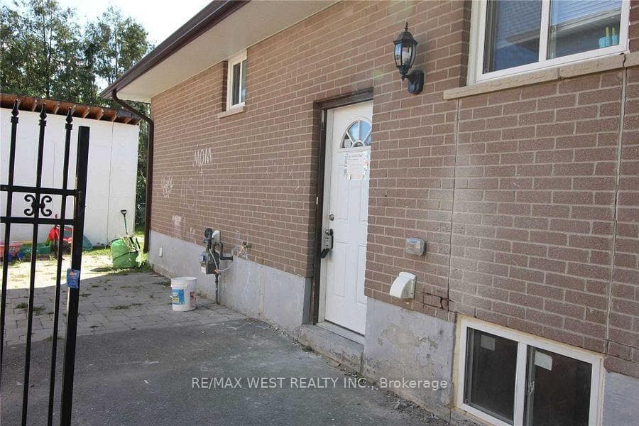 53 Sutherland Avenue Unit Bsmt photo 4