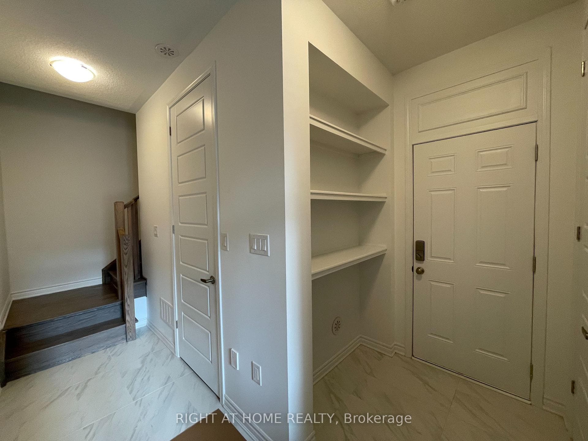 1575 Moira Crescent photo 3